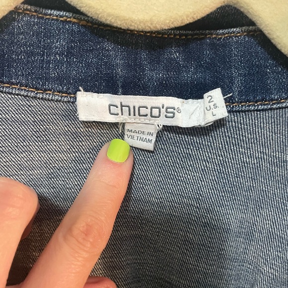 Chico’s Classic Blue Jean Jacket with Front Pockets and Raw Edge Hem Sz Large - Picture 4 of 7
